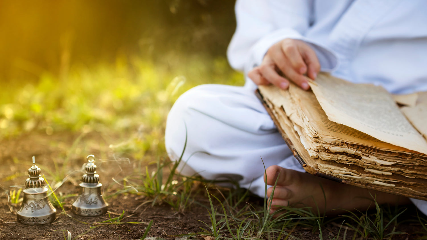 bambino tibetano che legge un libro
